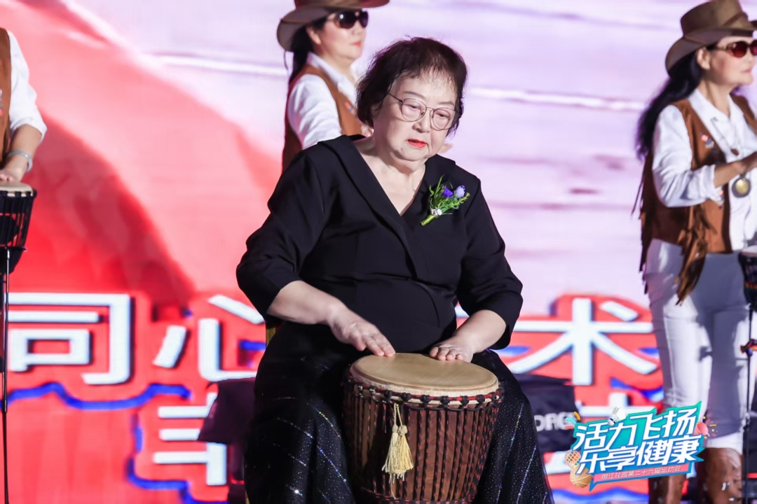 吴芷明-75岁的郭静琳，正在表演非洲鼓。-FZ100414649719.jpg