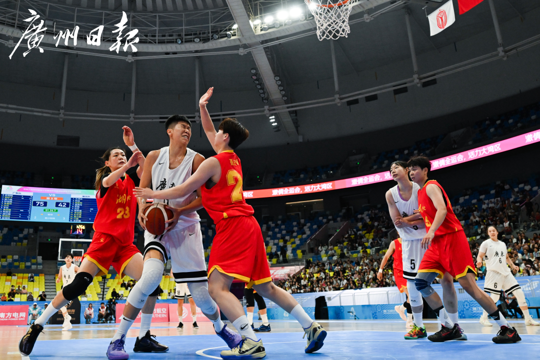 十五运会篮球项目女子成年组小组赛广东对阵湖北,广东队队员黄思静(左二)突破遭遇包夹。.jpg 十五运会篮球项目女子成年组小组赛广东对阵湖北,广东队队员黄思静(左二)突破遭遇包夹。.jpg