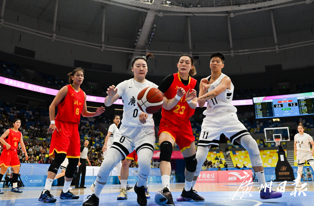 十五运会篮球项目女子成年组小组赛广东对阵湖北,双方争球。.jpg 十五运会篮球项目女子成年组小组赛广东对阵湖北,双方争球。.jpg