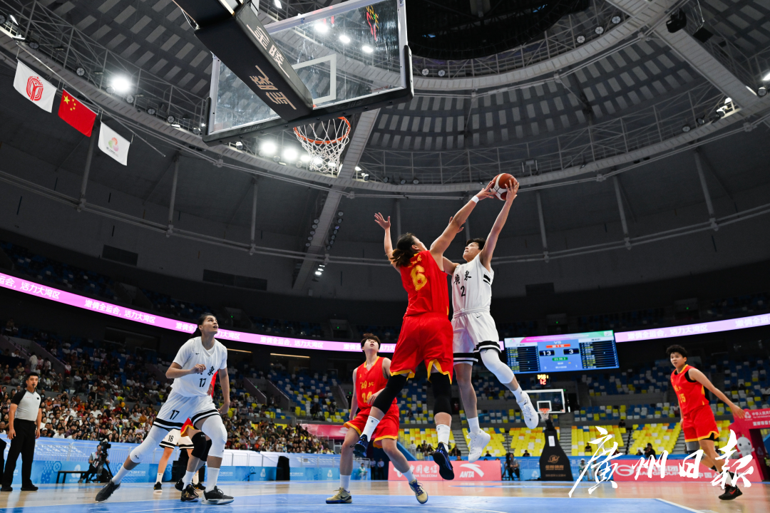 十五运会篮球项目女子成年组小组赛广东对阵湖北,广东队队员杨力维(右二)突破。.jpg 十五运会篮球项目女子成年组小组赛广东对阵湖北,广东队队员杨力维(右二)突破。.jpg