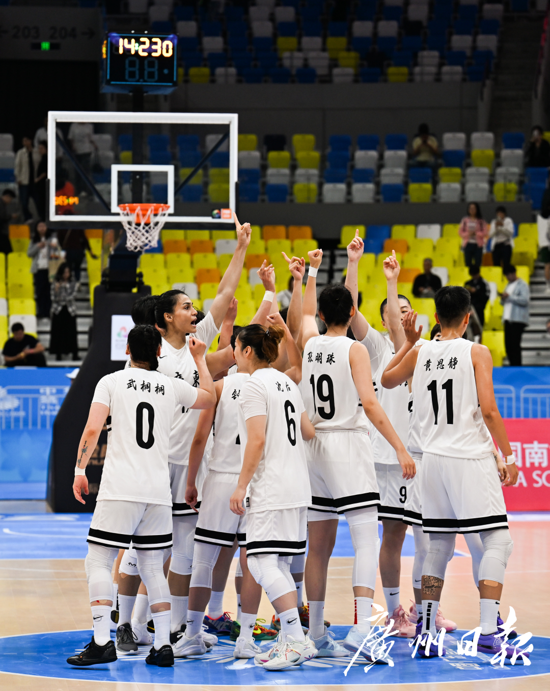 十五运会篮球项目女子成年组小组赛广东对阵湖北,赛后广东队队员围圈互相加油。.jpg 十五运会篮球项目女子成年组小组赛广东对阵湖北,赛后广东队队员围圈互相加油。.jpg