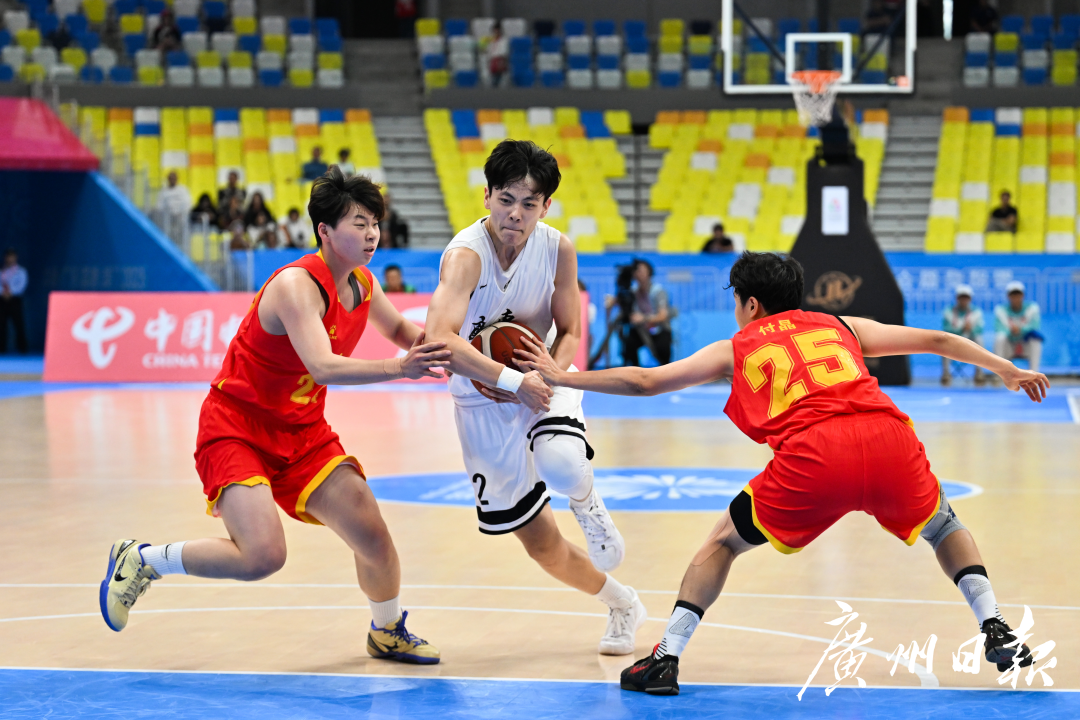 十五运会篮球项目女子成年组小组赛广东对阵湖北,广东队队员杨舒予(左一)带球突破。.jpg 十五运会篮球项目女子成年组小组赛广东对阵湖北,广东队队员杨舒予(左一)带球突破。.jpg