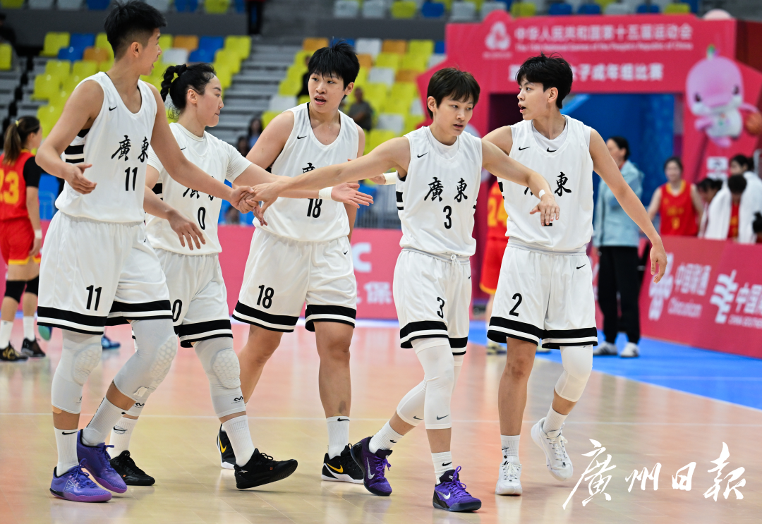 十五运会篮球项目女子成年组小组赛广东对阵湖北,广东队队员交流。.jpg 十五运会篮球项目女子成年组小组赛广东对阵湖北,广东队队员交流。.jpg
