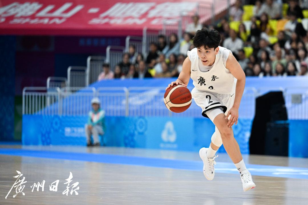 十五运会篮球项目女子成年组小组赛广东对阵湖北,广东队队员杨舒予运球。.jpg 十五运会篮球项目女子成年组小组赛广东对阵湖北,广东队队员杨舒予运球。.jpg