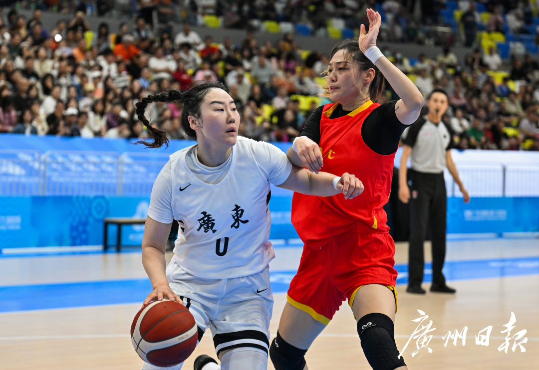 十五运会篮球项目女子成年组小组赛广东对阵湖北,广东队队员武桐桐(左一)带球突破。.jpg 十五运会篮球项目女子成年组小组赛广东对阵湖北,广东队队员武桐桐(左一)带球突破。.jpg