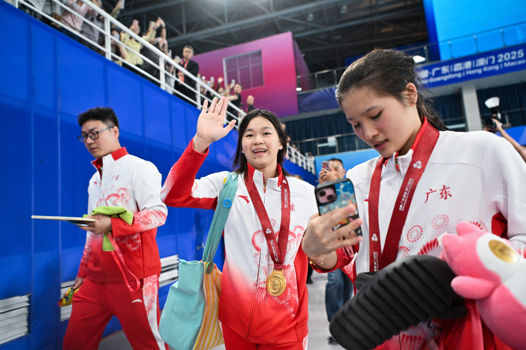 2025年11月2日,广东奥体中心游泳跳水馆,十五运会跳水项目女子团体决赛,夺冠后全红婵向混采区记者挥手致意。
