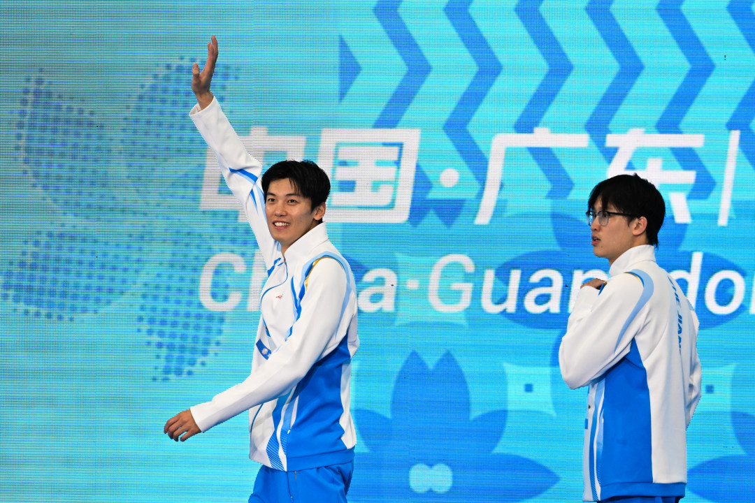 2025年11月10日,十五运会游泳项目男子4*100自由泳接力决赛颁奖仪式,夺冠的浙江队选手汪顺(左)向现场观众致意。