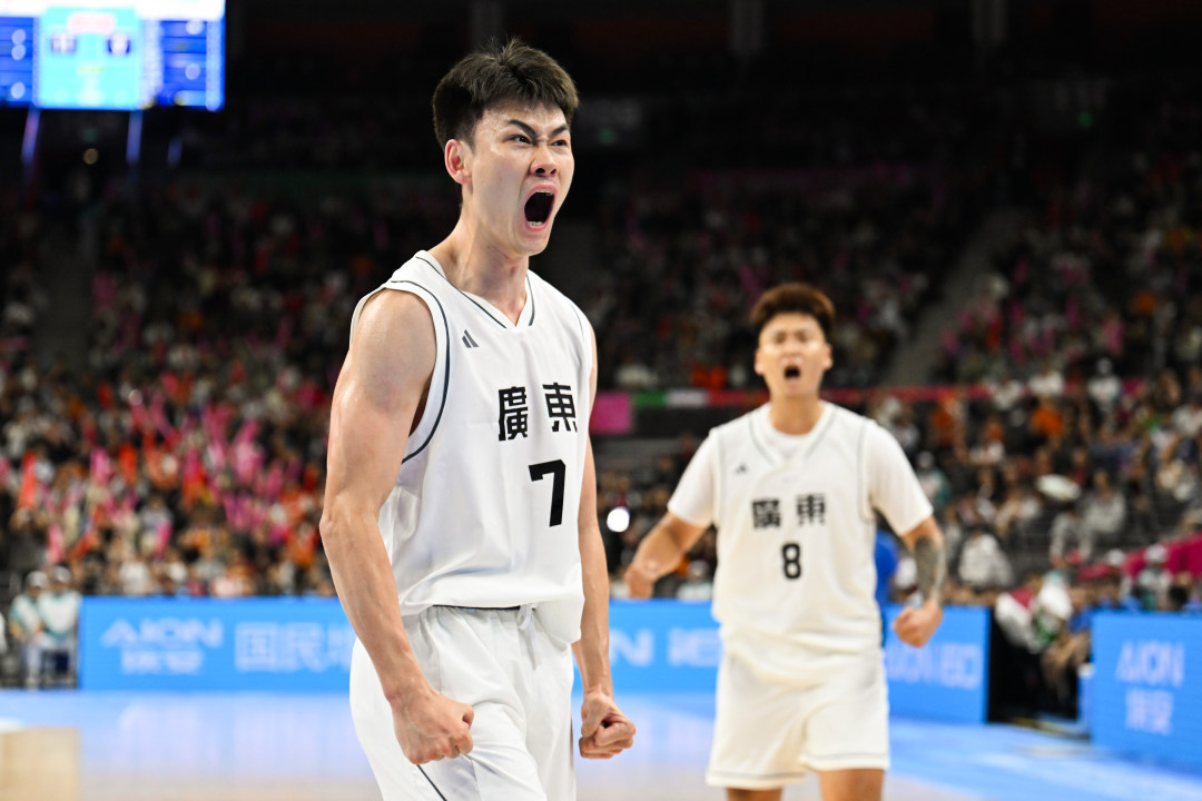 2025年11月11日,东莞篮球中心,十五运会成年组男篮半决赛广东对阵辽宁,广东队王睿泽(左)上篮得分并造成对手犯规后庆祝。