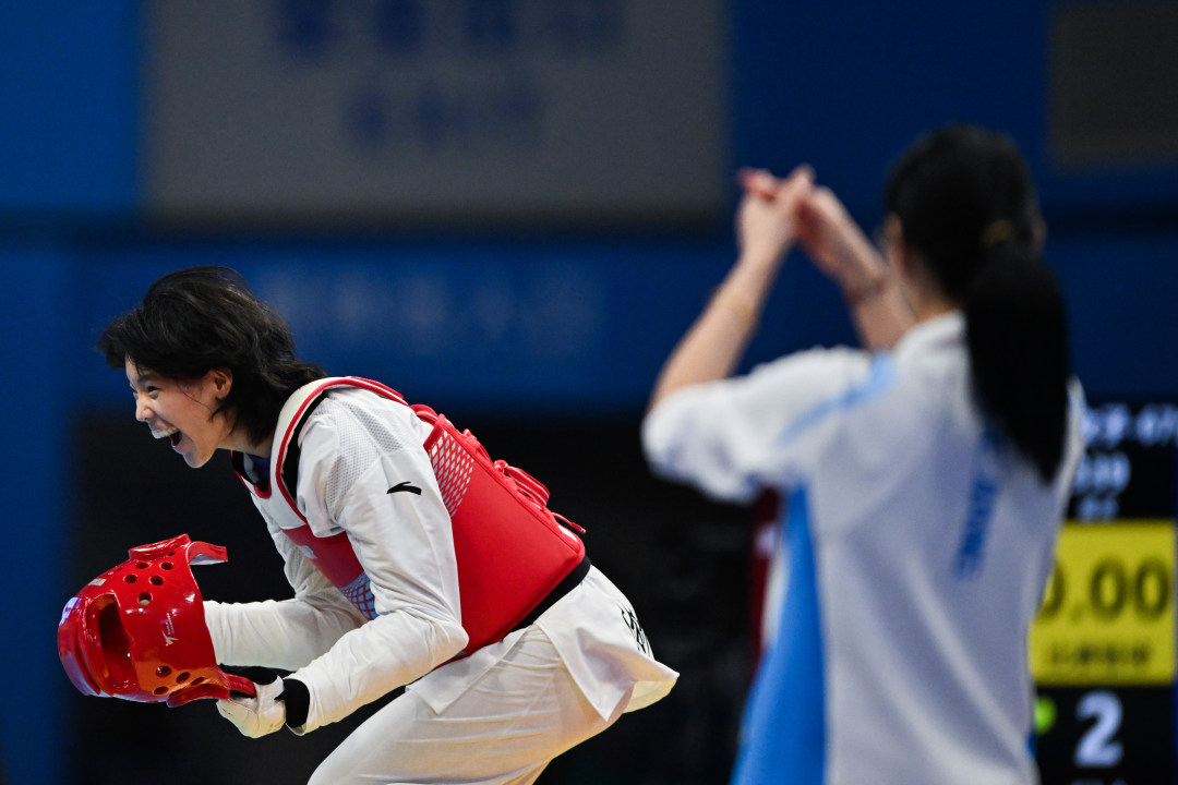 2025年9月28日,十五运会跆拳道项目,惠州体育馆,浙江代表团选手陈熙敏(红衣者)夺得女子67公斤级冠军后庆祝。