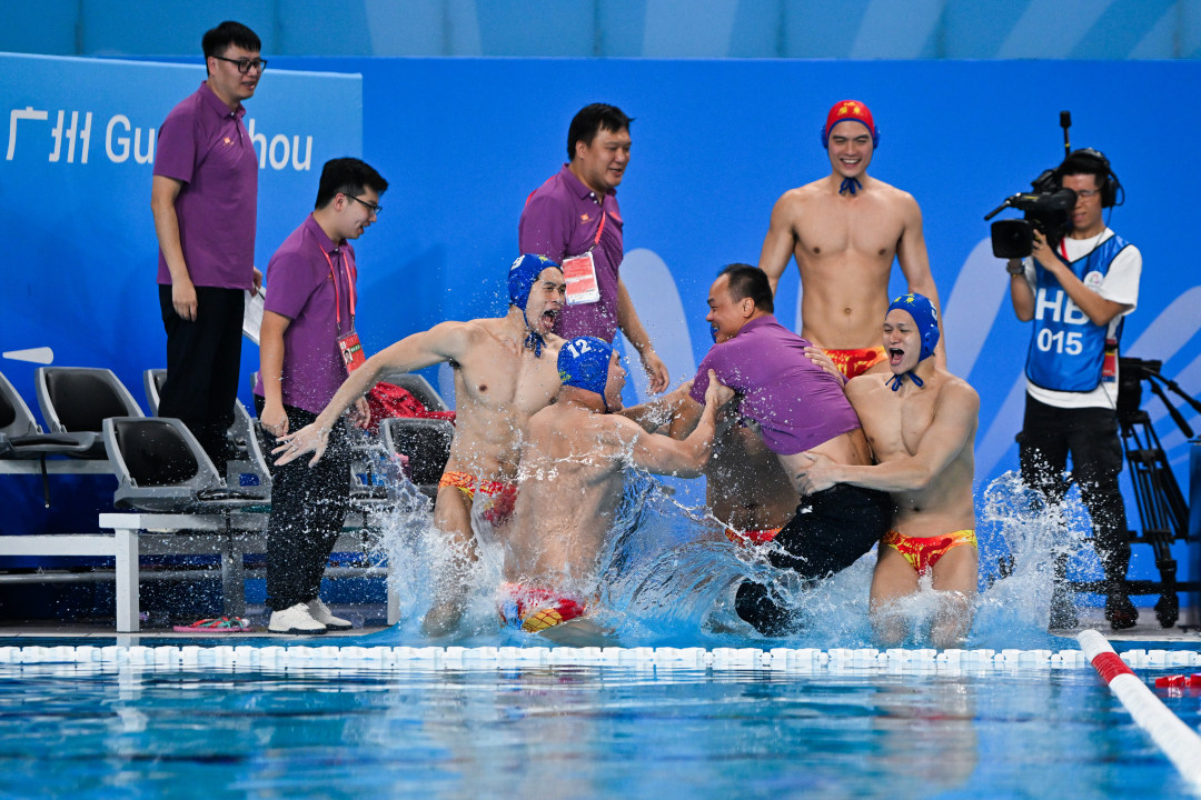2025年10月27日晚,十五运会男子水球决赛在广东奥体中心游泳跳水馆进行,战胜上海后,夺冠的广东队队员将主教练拉下水庆祝。