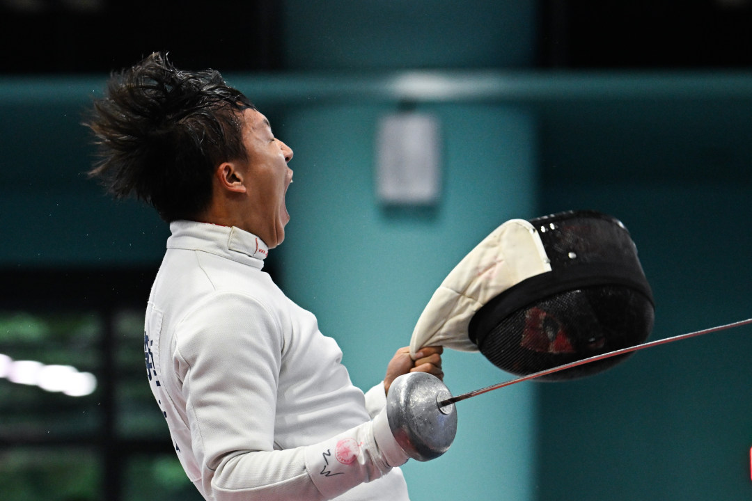 2025年9月27日,广东省黄村体育训练中心,十五运会新现代五项男子决赛击剑比赛,战胜对手后选手欢呼。