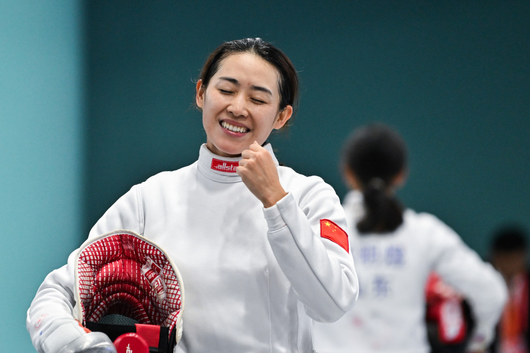 2025年9月20日,广东省黄村体育训练中心,十五运会现代五项女子决赛击剑单败淘汰比赛,广东代表团选手钟秀婷击中对手得分后庆祝。