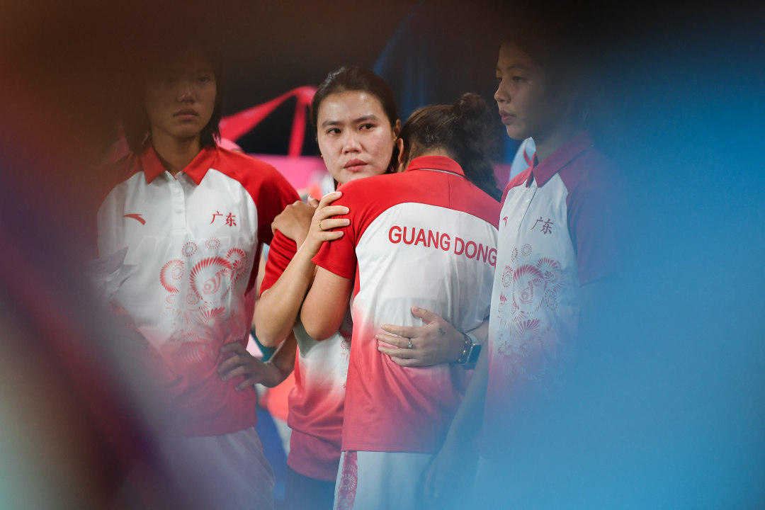 2025年6月10日,广州天河体育场,十五运会U16足球决赛广东对阵上海,获得银牌的广东女足在等待颁奖仪式的过程中,主教练拥抱队员。
