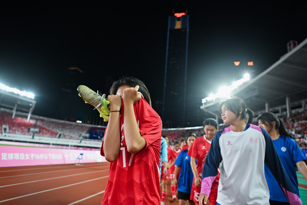 2025年6月10日,广州天河体育场,十五运会U16足球决赛广东对阵上海,获得银牌的广东女足队员掩面哭泣。-2