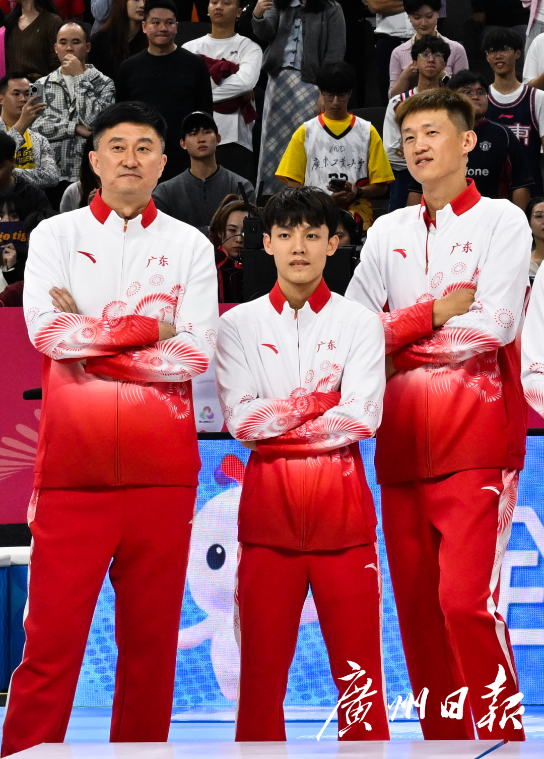 十五运会成年组男篮决赛浙江对阵广东，赛后颁奖仪式上，夺冠的广东男篮队员周鹏（右）、徐杰（中）与广东男篮主教练（左）杜锋等待颁奖。