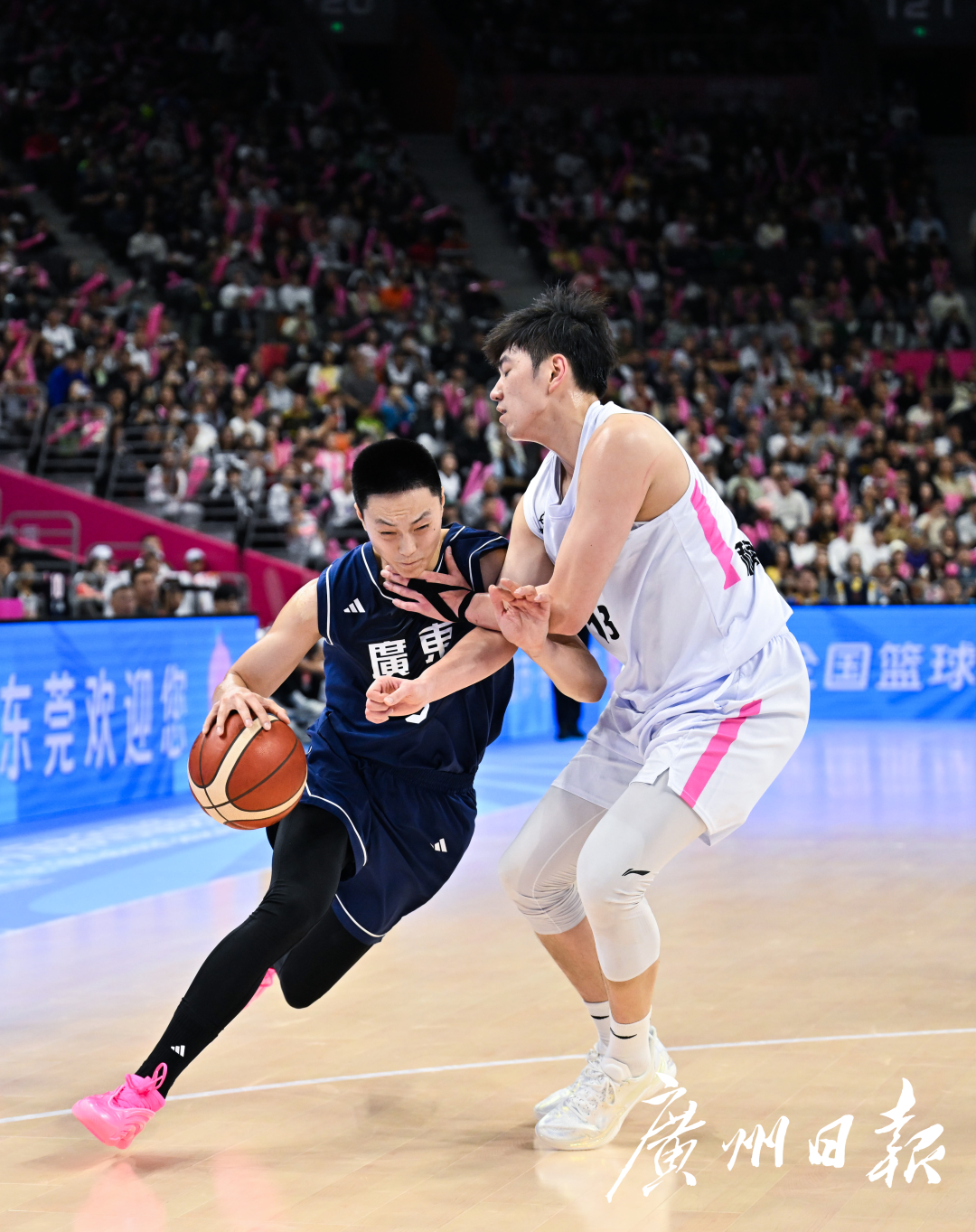 十五运会成年组男篮决赛浙江对阵广东，广东男篮队员胡明轩（左一）突破。.jpg