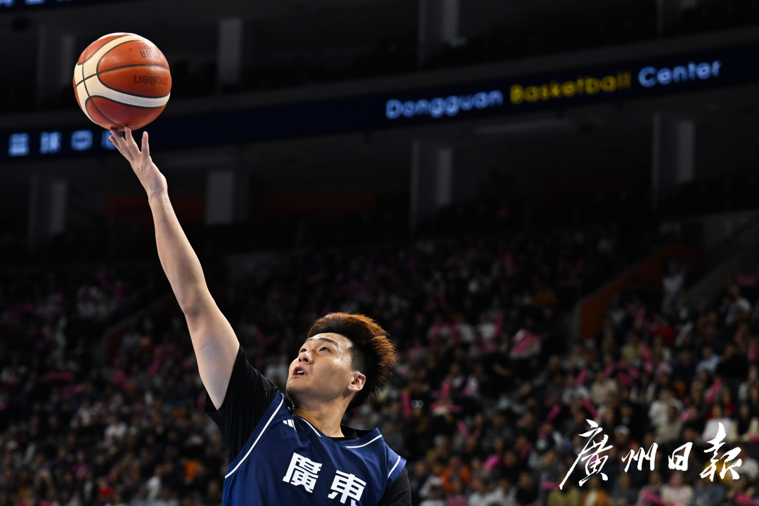 十五运会成年组男篮决赛浙江对阵广东，广东男篮队员赵睿突破上篮。.jpg