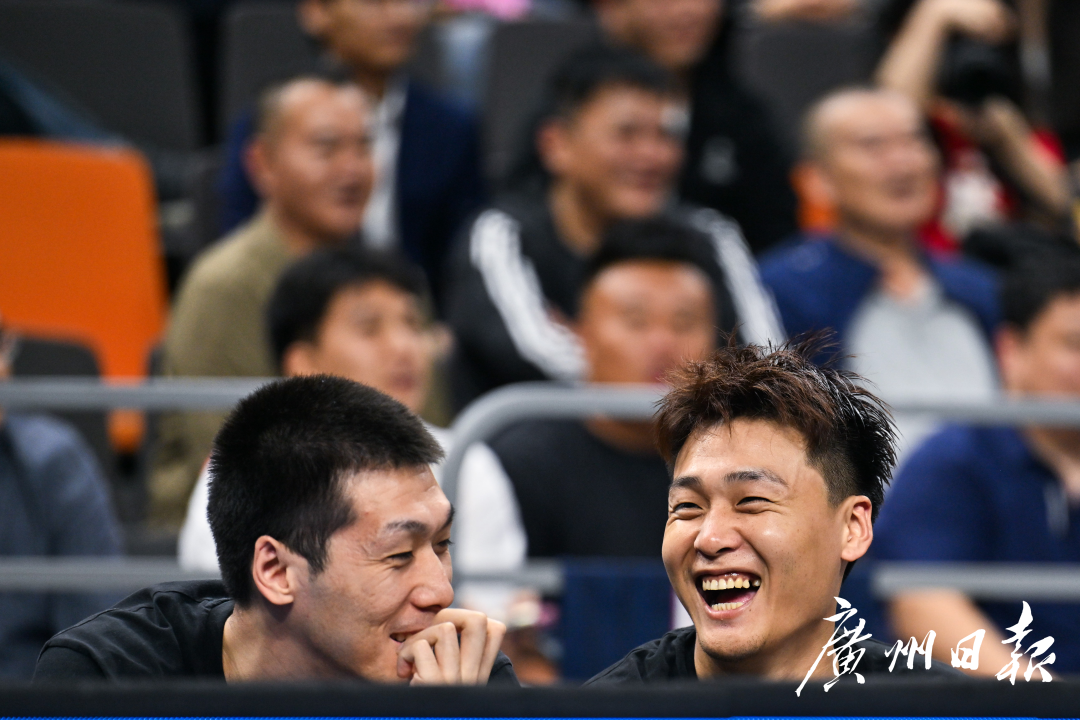 十五运会成年组男篮决赛浙江对阵广东，广东男篮替补席上赵睿（右）与任骏飞（左）交流。.jpg