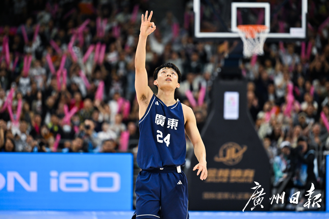 十五运会成年组男篮决赛浙江对阵广东，广东男篮队员徐杰命中三分球后庆祝。-2