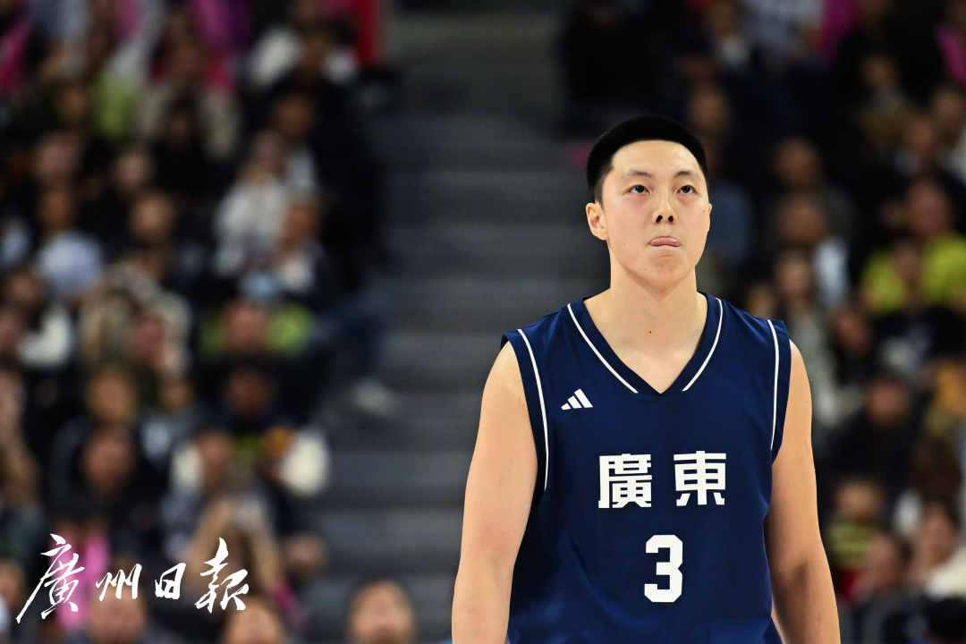 十五运会成年组男篮决赛浙江对阵广东，广东男篮队员胡明轩。