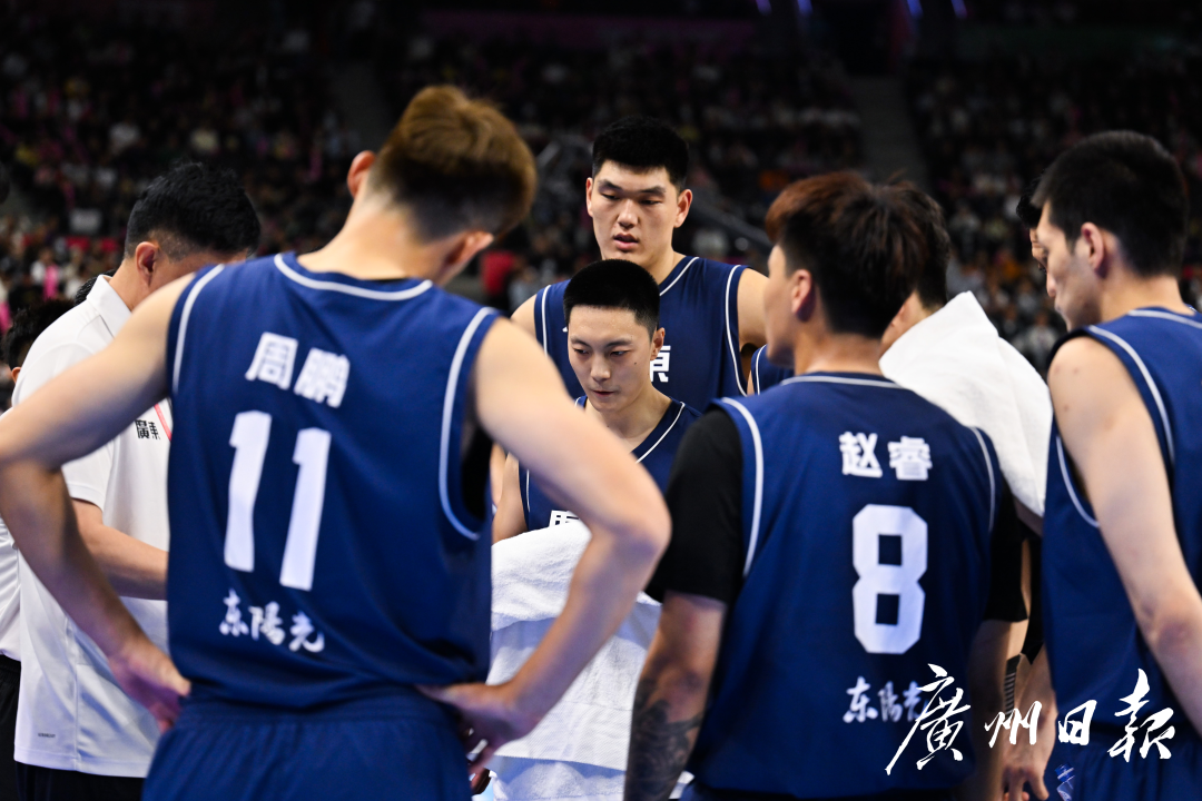 十五运会成年组男篮决赛浙江对阵广东，赛前广东男篮队员聆听主教练杜锋讲解战术。.jpg