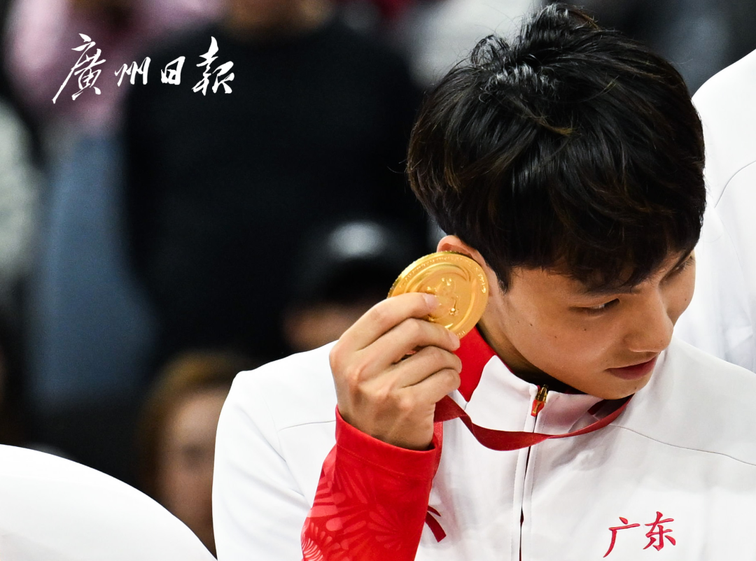 十五运会成年组男篮决赛浙江对阵广东，赛后颁奖仪式上，夺冠的广东男篮队员徐杰把金牌放到耳边。