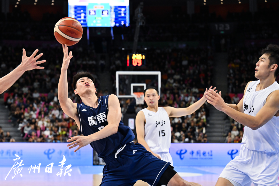 十五运会成年组男篮决赛浙江对阵广东，广东男篮队员王睿泽（蓝衣）突破遭遇对手犯规。.jpg