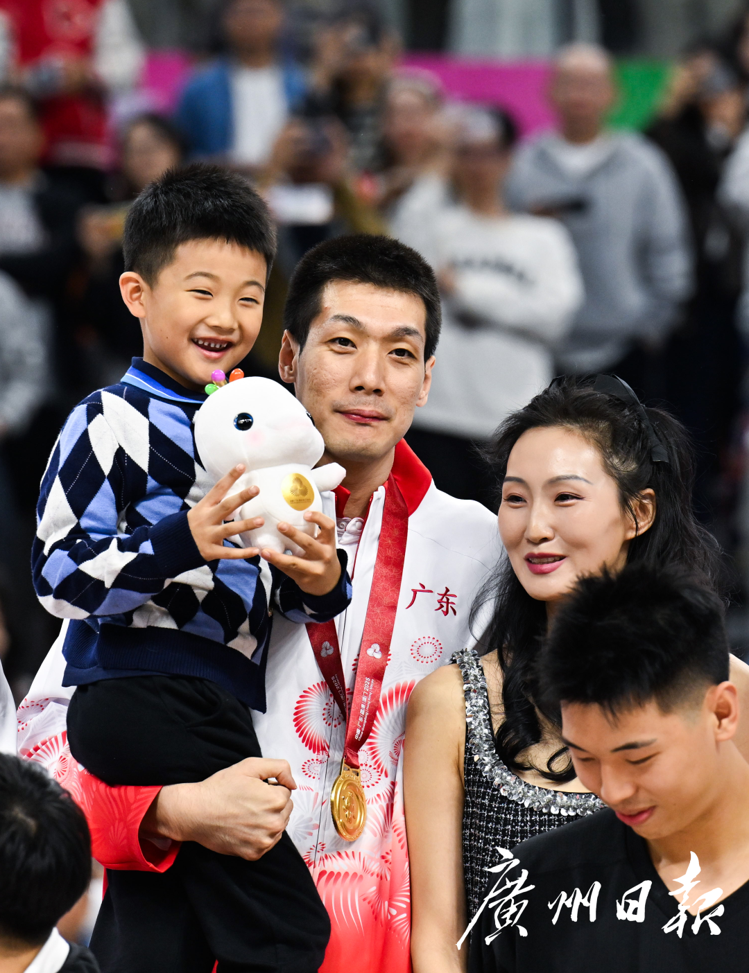 十五运会成年组男篮决赛浙江对阵广东，赛后颁奖仪式上，夺冠的广东男篮队员任骏飞（左二）与家人在一起。.jpg