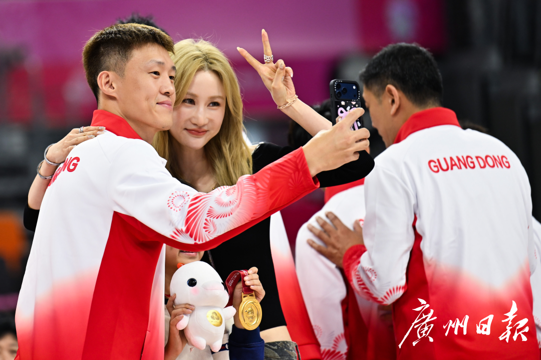 十五运会成年组男篮决赛浙江对阵广东，赛后颁奖仪式上，夺冠的广东男篮队员周鹏（左一）与太太自拍。.jpg