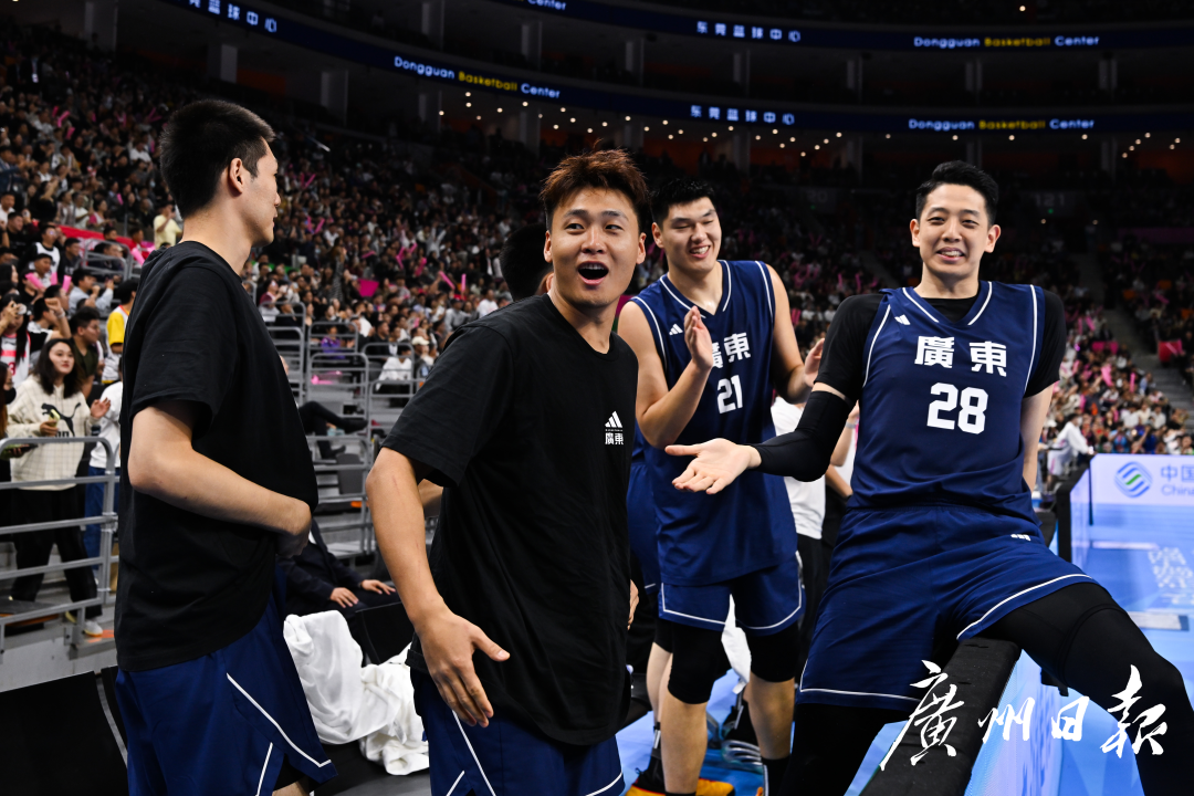 十五运会成年组男篮决赛浙江对阵广东，战胜对手后广东男篮队员庆祝。.jpg
