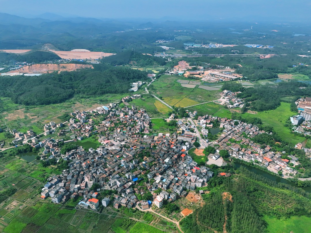 高空俯瞰新良村,远处可见新机场的跑道。