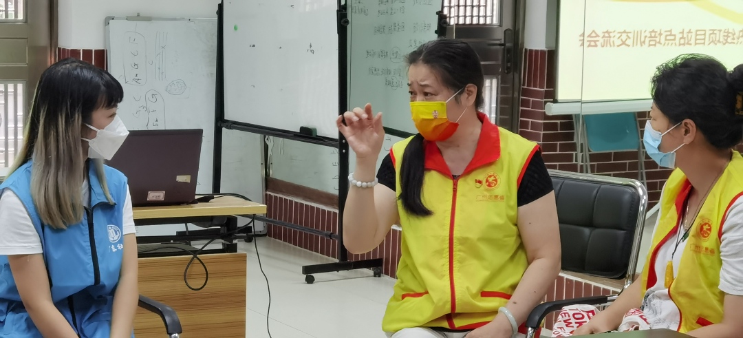 热线志愿者谢滨涛(左二)到越秀区大东街社工站分享电访服务技巧.jpg 热线志愿者谢滨涛(左二)到越秀区大东街社工站分享电访服务技巧.jpg