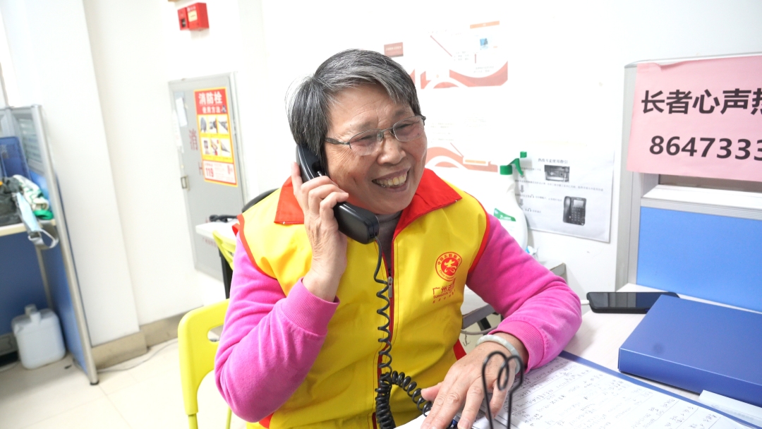 何洁群.jpg 何洁群.jpg