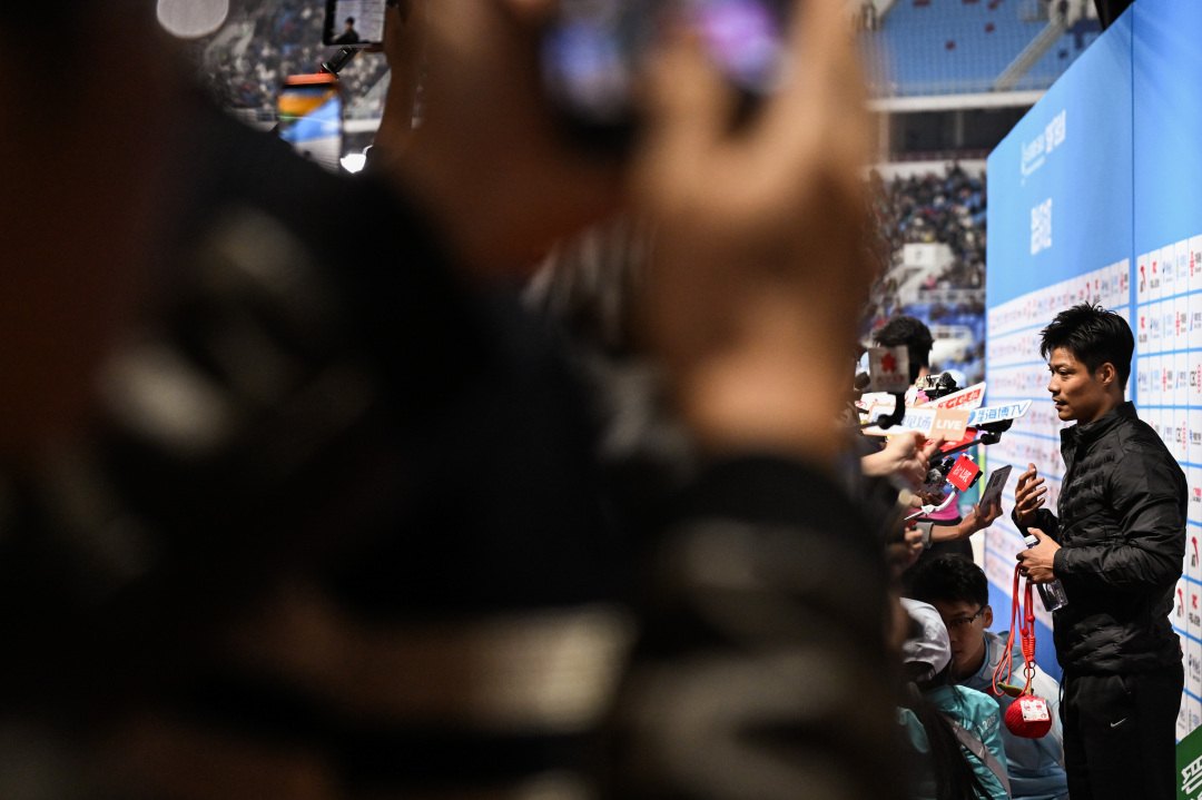 十五运会田径项目男子4乘100米接力决赛,比赛后广东队员苏炳添接受媒体群访。-2.jpg 十五运会田径项目男子4乘100米接力决赛,比赛后广东队员苏炳添接受媒体群访。-2.jpg