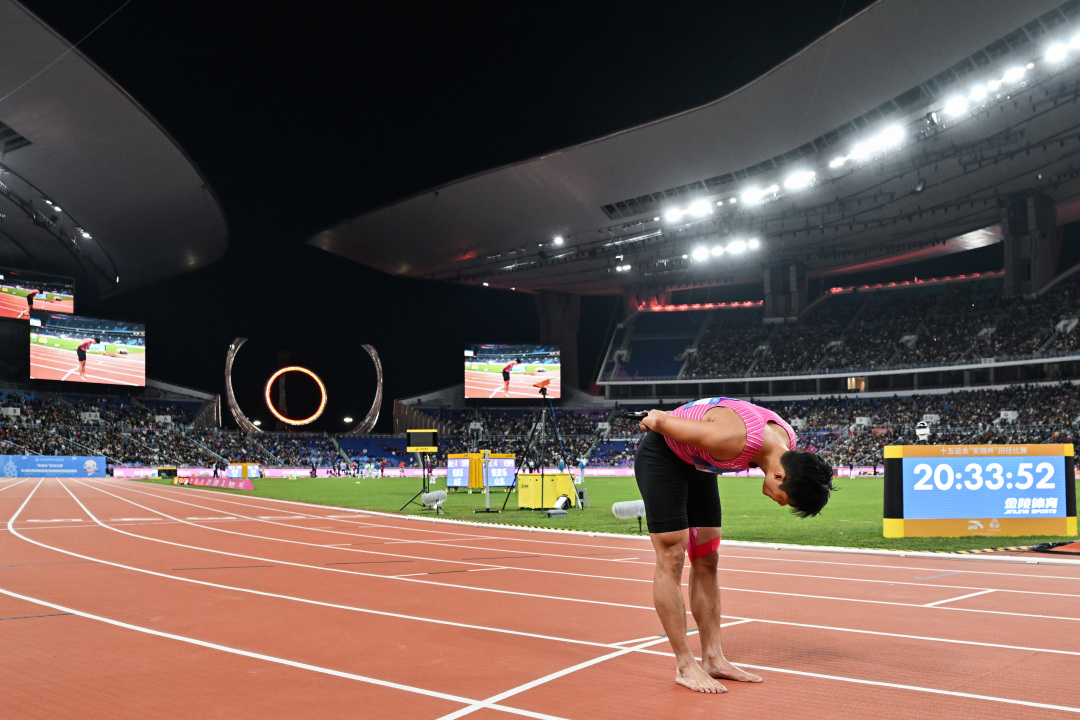 十五运会田径项目男子4乘100米接力决赛,比赛后广东队员苏炳添高举战靴向现场观众告别。-5.jpg 十五运会田径项目男子4乘100米接力决赛,比赛后广东队员苏炳添高举战靴向现场观众告别。-5.jpg