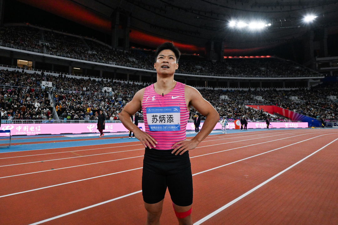 十五运会田径项目男子4乘100米接力决赛,广东队苏炳添交棒后观察队友表现。.jpg 十五运会田径项目男子4乘100米接力决赛,广东队苏炳添交棒后观察队友表现。.jpg