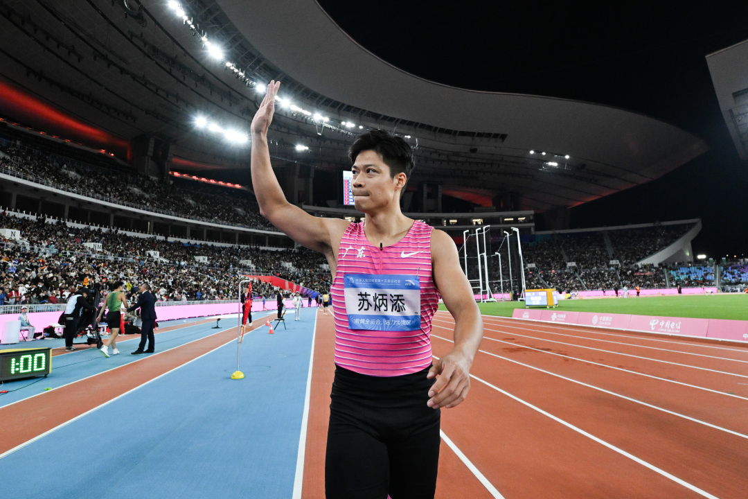 十五运会田径项目男子4乘100米接力决赛,广东队苏炳添谢场。.jpg 十五运会田径项目男子4乘100米接力决赛,广东队苏炳添谢场。.jpg