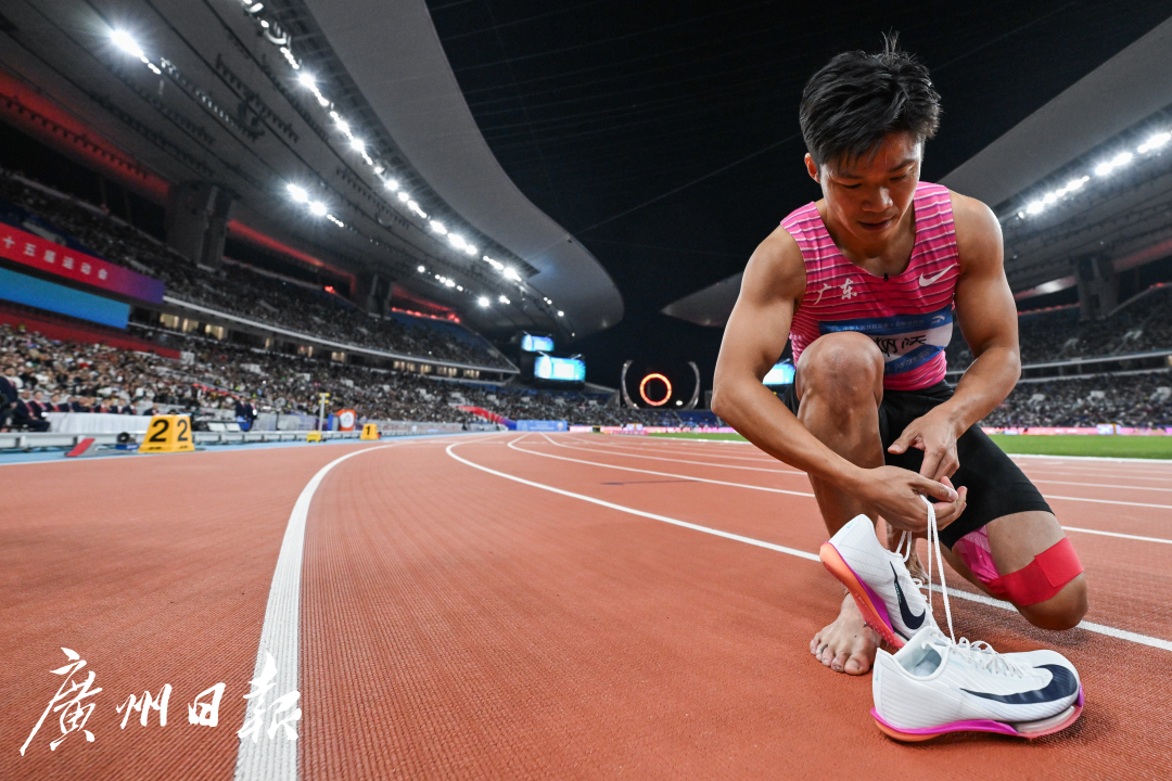 十五运会田径项目男子4乘100米接力决赛,比赛后广东队员苏炳添脱下战靴。.jpg 十五运会田径项目男子4乘100米接力决赛,比赛后广东队员苏炳添脱下战靴。.jpg