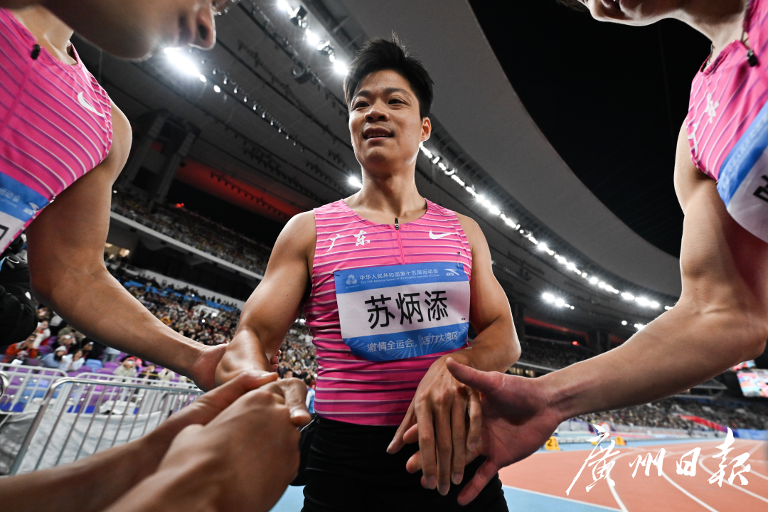 十五运会田径项目男子4乘100米接力决赛,比赛结束后广东队苏炳添与队友互动。.jpg 十五运会田径项目男子4乘100米接力决赛,比赛结束后广东队苏炳添与队友互动。.jpg