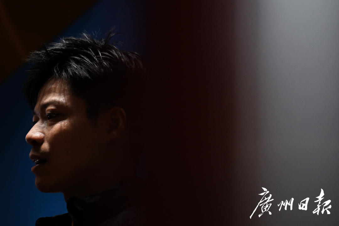十五运会田径项目男子4乘100米接力决赛,比赛后广东队员苏炳添接受媒体群访。-3.jpg 十五运会田径项目男子4乘100米接力决赛,比赛后广东队员苏炳添接受媒体群访。-3.jpg