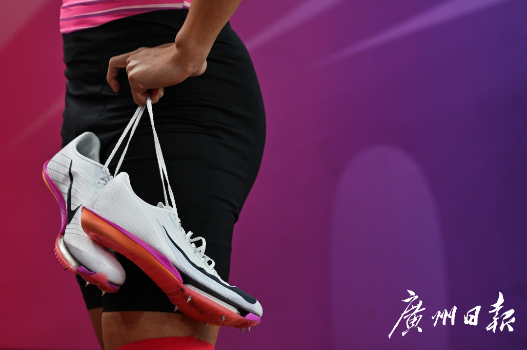 十五运会田径项目男子4乘100米接力决赛,比赛后广东队员苏炳添手拿战靴接受媒体群访。.jpg 十五运会田径项目男子4乘100米接力决赛,比赛后广东队员苏炳添手拿战靴接受媒体群访。.jpg