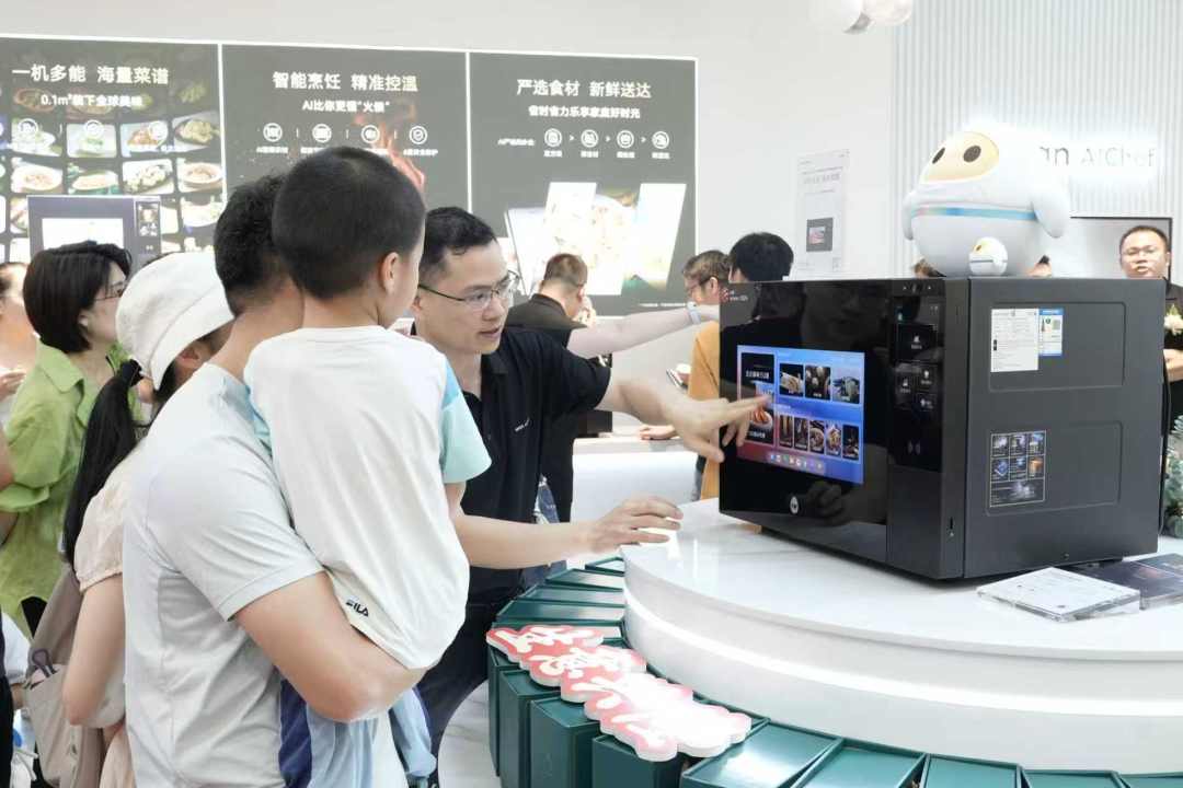 智能烹饪机引起市民关注.jpg