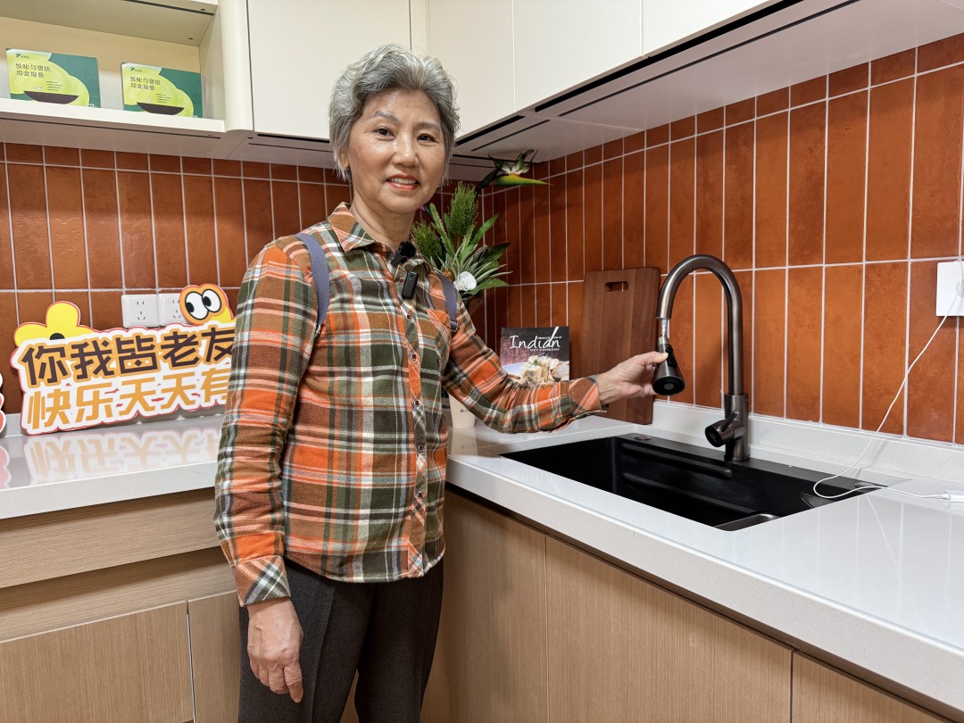 长者在体验适老化厨具.jpg