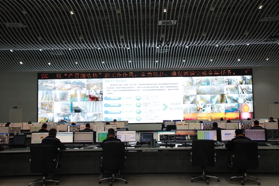 广西华昇新材料有限公司内的员工工作场景