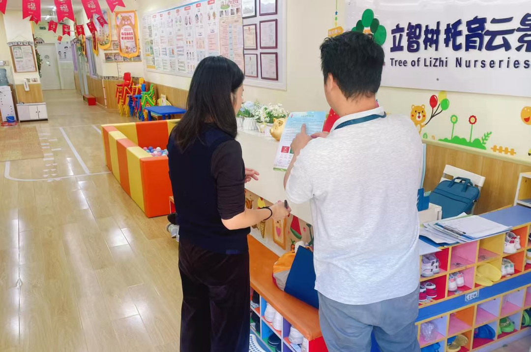 检查教培机构分类情况。通讯员供图