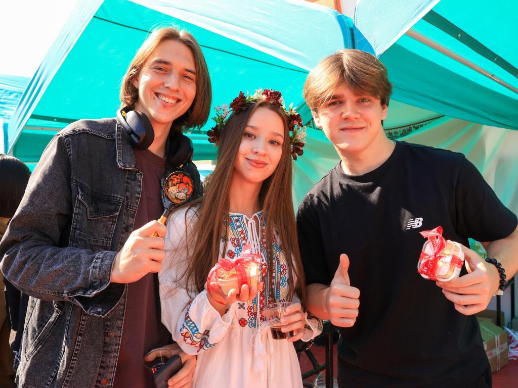 俄罗斯留学生在摊位前合照