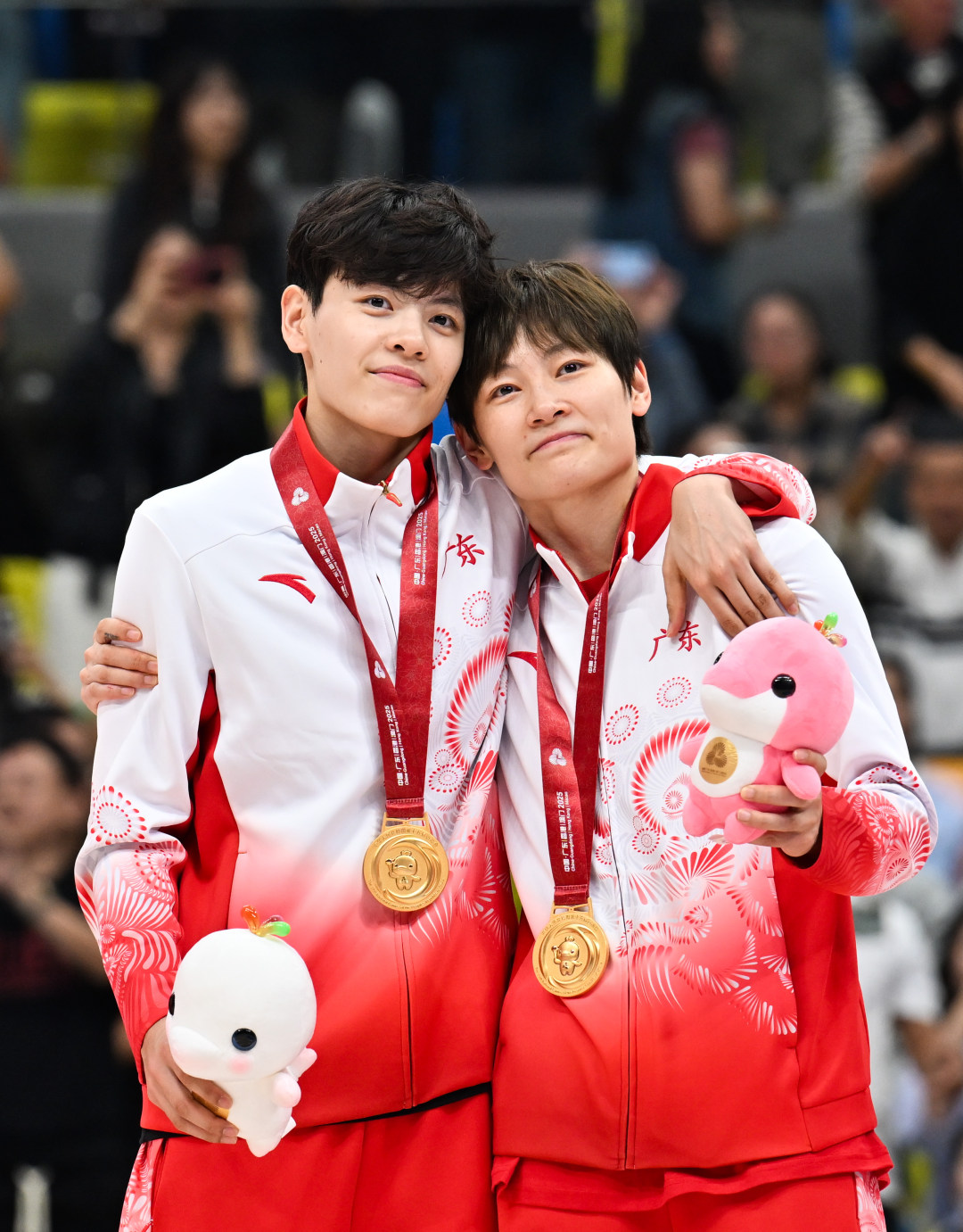 2025年11月15日,佛山市顺德区德胜体育中心,十五运会女篮成年组决赛广东对阵四川,颁奖仪式上,夺冠的广东队员杨舒予(左)、杨力维(右)相拥。