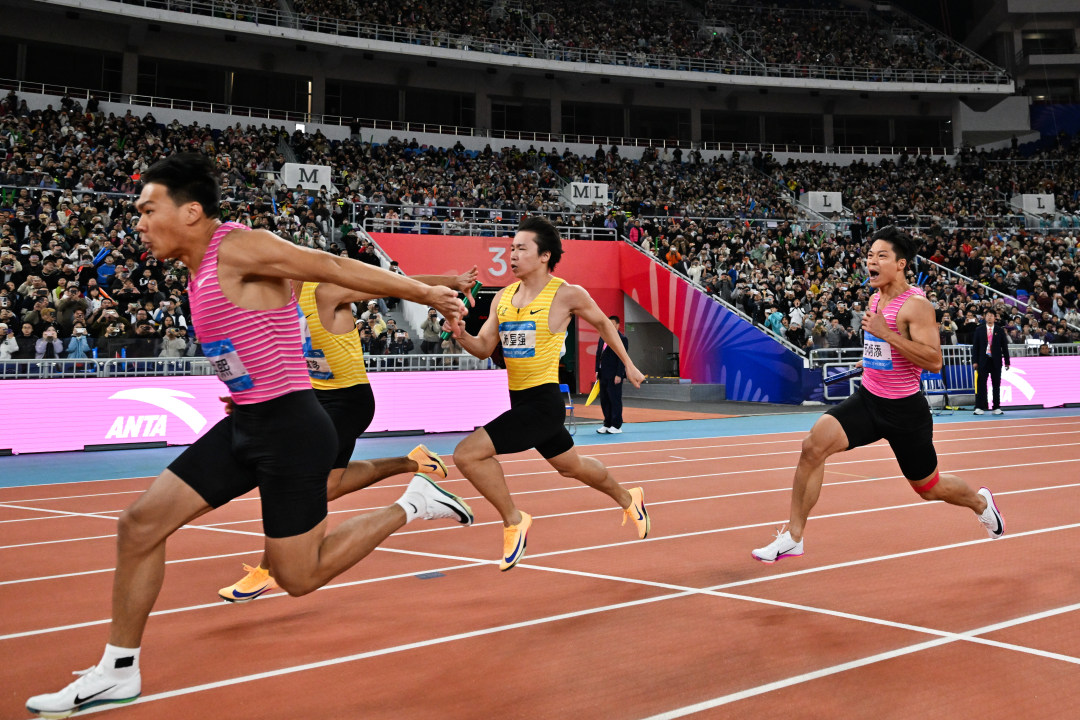 2025年11月20日,广东奥林匹克体育中心,十五运会田径项目男子4乘100米接力决赛,比赛中广东队即将交棒瞬间。