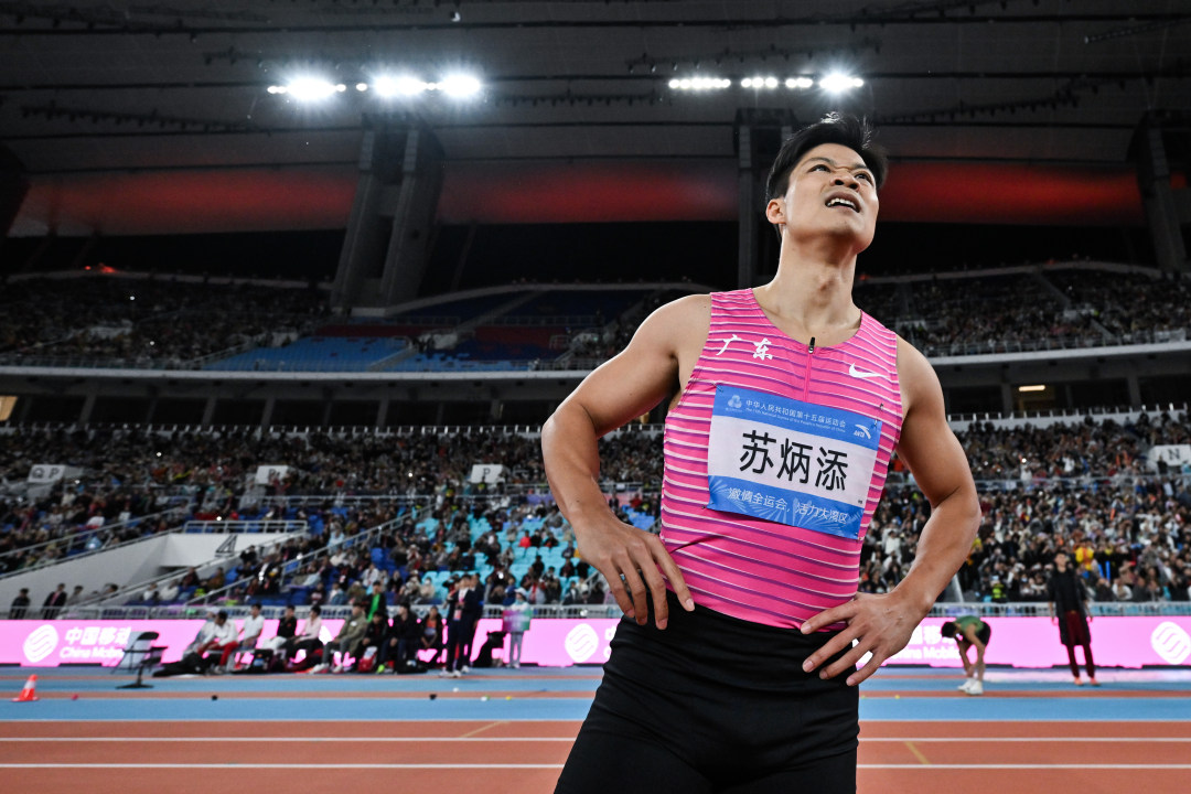 2025年11月20日,广东奥林匹克体育中心,十五运会田径项目男子4乘100米接力决赛,广东队苏炳添交棒后观察队友表现。-2