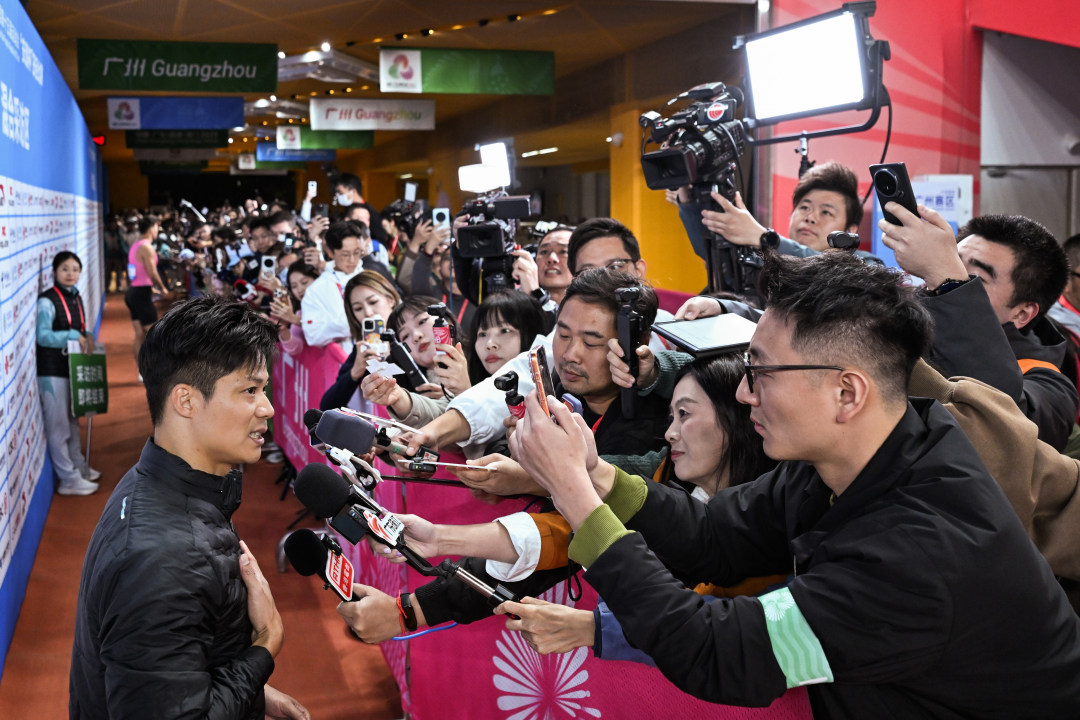 2025年11月20日,广东奥林匹克体育中心,十五运会田径项目男子4乘100米接力决赛,比赛后广东队员苏炳添接受媒体群访。